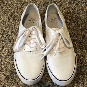 Women’s white canvas shoes